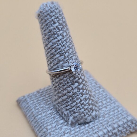 Size 8 Sterling Silver Round Cubic Zirconia Gem Band Ring A5873 - Picture 3 of 9